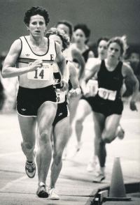 Jarmila Kratochvílová tak, jak ji fanoušci znali - na čele závodu