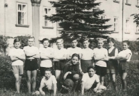 Bohosudovská fotbalová jedenáctka, pamětník 3. zprava mezi stojícími