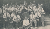 Bohosudovský orchestr, cca 1950, pamětník stojí vlevo s klarinetem