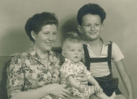 1959, Ivan Gabal se svojí maminkou Alenou a sestrou Irenou