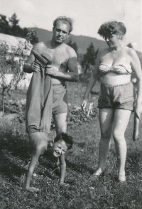 1958, s rodiči na zahradě chaty u Čerčan nad Sázavou, maminka očekává sestru