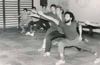 1987, (?) Rozcvička "nohy" v šermírně VSK Praha v Opletalově ulici
