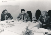 1990, diskuse k prvním svobodným volbám v hotelu Praha s pozorovatelskou delegací NDI/NRI, vpravo Walter Mondale, bývalý viceprezident USA