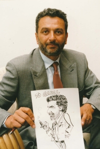 Ivan Gabal se svojí karikaturou, 1994