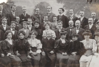 Divadelní ochotníci v Žebráku 1905. Uprostřed sedí F. Volman, třetí zprava nahoře O. Volman