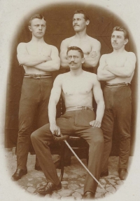 Dědeček Otakar v Sokolu, 1909