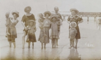 The Volmans at the seaside (1910)