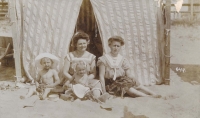 Babička Antonie s dětmi (1910)