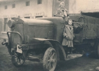 Matka Helena s tetou Jiřinou (1933)