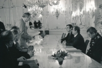 Emil Pražan čte projev připravený na setkání s prezidentem Václavem Havlem, říjen 1991