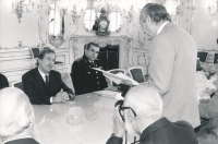 Emil Pražan čte na Hradě projev připravený na setkání s prezidentem Václavem Havlem, říjen 1991
