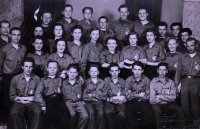 Rudolf Kropík (2. zprava dole) při focení tušťské mládeže (cca 1950)