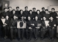 Rudolf Kropík (2. vzadu zprava) s kolegy z Červeného kříže v Praze