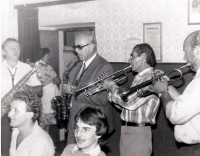 Rudolf Kropík (vpravo s trubkou) ve skupině Suchdolanka (cca 1990)