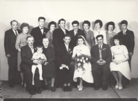 Svatba Antonína Lamplota a Libuše Kubíkové, zleva vedle ženicha Antonín Lamplot st. a jeho žena Otýlie Lamplotová, rozená Trnková; zprava Rudolf Kubík a Libuše Kubíková, rozená Šejnohová, 21. dubna 1964