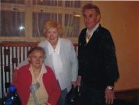 Antonín Lamplot, na židli sestra Marie a sestra Otýlie, 2005