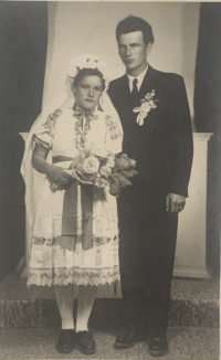 Cecília Šurnamová a Vincent Hollý na svadobnej fotografii