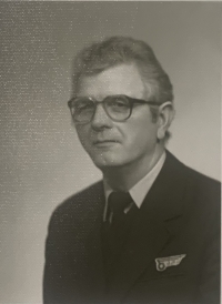 Vincent Hollý as bus driver