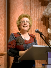 Ingeborg Fialová receiving the Kurt Schubert Commemorative Award
