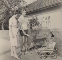 Irma Garlíková, její manžel a syn, Březnice, 1964