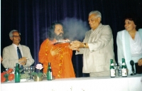 Oslava 50. narodenín  jogína Swami Maheshwarnandu v Bratislave. (1995)