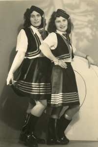 Maminka Štěpánka Huschková s přítelkyní Ernou Külerovou na plese, 1951