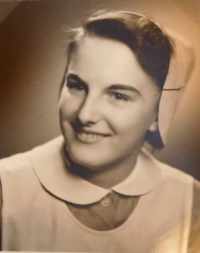 Graduation photograph of Zdenka Nimmrichterová (Kobzová) from June 22, 1953