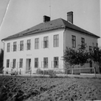 Obecná škola v Crhově, kde za druhé světové války bydlela rodina Nimmrichterova