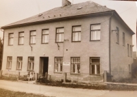 Obecná škola v Crhově, kde za druhé světové války bydlela rodina Nimmrichterova