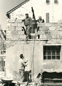 Oprava domu Huschkových v Koclířově, 1964