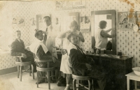 Uvnitř dámského a pánského kadeřnictví pana Albina Huschky v Ketzelsdorfu (Koclířově), 1936