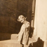 Zdenka Nimmrichterová (Kobzová) jde do školy v Crhově