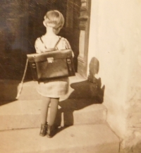 Zdenka Nimmrichterová (Kobzová) jde do školy v Crhově