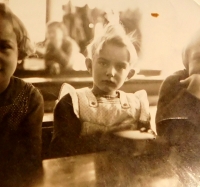 Zdenka Nimmrichterová (Kobzová) v obecní škole v Crhově během výuky náboženství v listopadu 1941