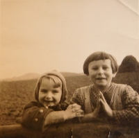 Zdenka Nimmrichterová (Kobzová) on the left with her best friend Anička Šulová in Crhov in December 1939
