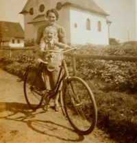 Zdenka s maminkou Marií Nimmrichterovou před kaplí v Crhově v září 1940