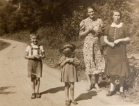 Zdenka with her mother, aunt and cousin
