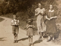 Zdenka s maminkou, tetou a bratrancem