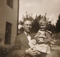 Zdenka s otcem Ferdinandem Nimmrichterem v Crhově