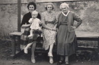 Zleva matka Kristýna Fialová s malou Ingeborg na klíně, babička Ilse Lanc, prababička Hermine Koziel