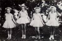 Ana (první vlevo) na „Květinovém korzu“, školní rok 1959-1960