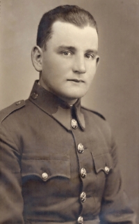 Franz Strobl v uniformě československé armády během vojenské služby (1931)