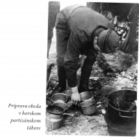 Príprava obeda v horskom partizánskom tábore