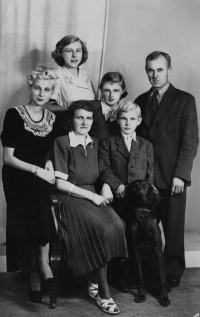 Hana Ryvolová (in the middle) with her family in 1948. Her dad was self-employed and the arrival of communist regime made entrepreneurship impossible for him 