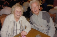 Liselotte at the age of ninety, with her brother-in-law. 2019
