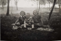 Sestra Fanynka, bratr Véna a Ana (vpravo)