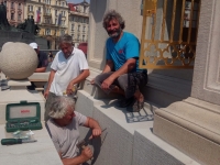 Petr Váňa (dole) se svými kolegy při konečné úpravě mariánského sloupu na Staroměstském náměstí