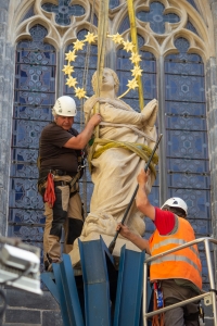 Usazování sochy Panny Marie na mariánský sloup v roce 2020