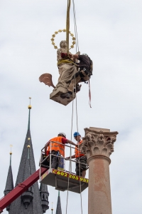 Umisťování sochy Panny Marie na mariánský sloup na Staroměstském náměstí v roce 2020