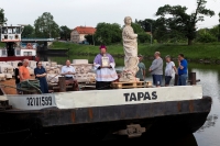 Kameny pro mariánský sloup dorazily do Prahy po Vltavě v roce 2019